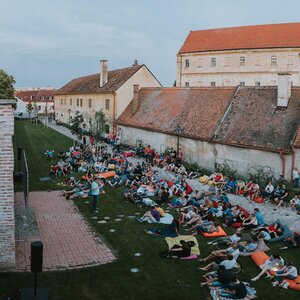 Kino pod hviezdami v obklopení stredovekých hradieb