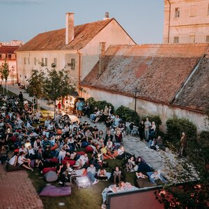 Kino pod hviezdami v obklopení stredovekých hradieb