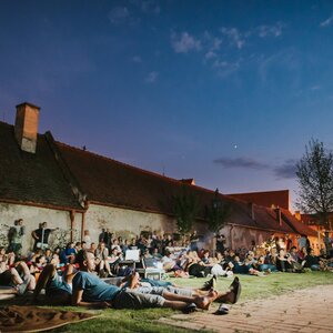 Kino pod hviezdami v obklopení stredovekých hradieb