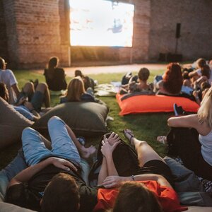 Kino pod hviezdami v obklopení stredovekých hradieb