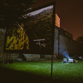 Kino pod hviezdami v obklopení stredovekých hradieb
