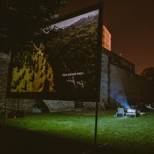 Kino pod hviezdami v obklopení stredovekých hradieb