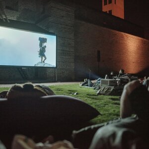 Kino pod hviezdami v obklopení stredovekých hradieb