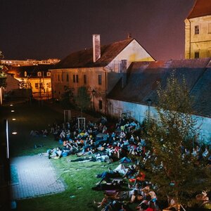 Kino pod hviezdami v obklopení stredovekých hradieb