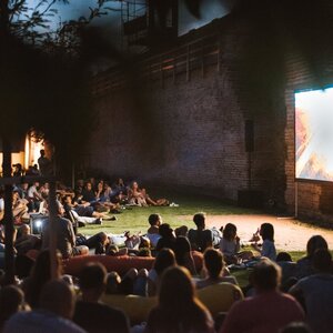 Kino pod hviezdami v obklopení stredovekých hradieb