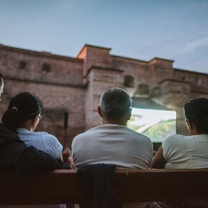 Kino pod hviezdami v obklopení stredovekých hradieb