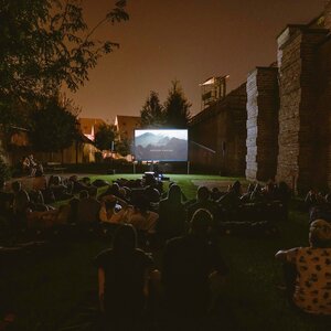 Kino pod hviezdami v obklopení stredovekých hradieb