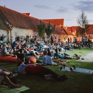 Kino pod hviezdami v obklopení stredovekých hradieb
