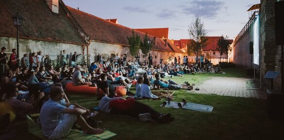 Kino pod hviezdami v obklopení stredovekých hradieb