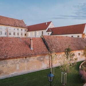 Kino pod hviezdami v obklopení stredovekých hradieb