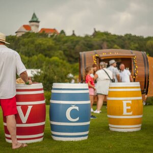 Letný festival Medokvas pod Smolenickým zámkom